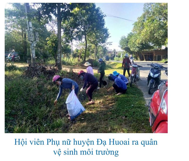Hội viên Hội phụ nữ huyện Đạ Huoai ra quân bảo vệ môi trường