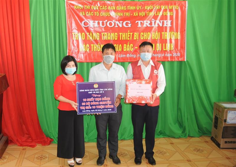 Khối thi đua Mặt trận Tổ quốc và các đoàn thể trao tặng các phần quà cho xã Gia Bắc, huyện Di Linh