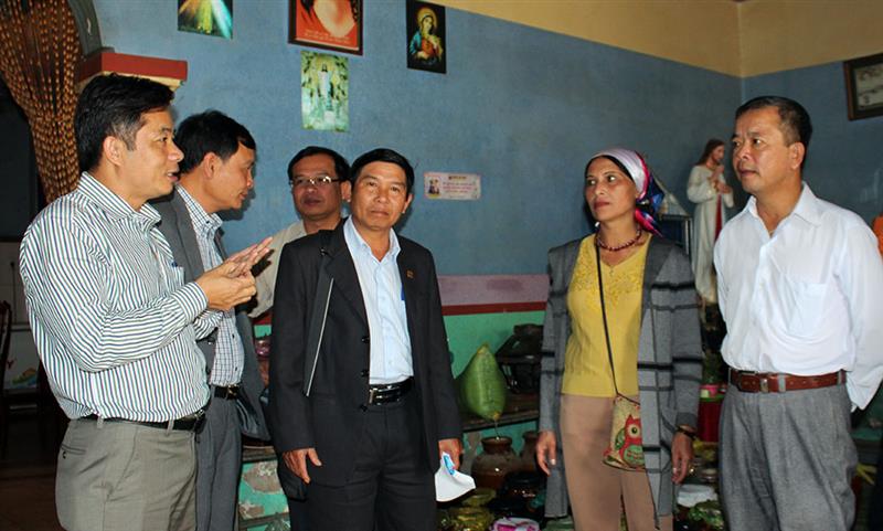 Ban Dân vận Tỉnh ủy và Ban Dân vận Huyện ủy Lạc Dương thăm một gia đình hiến đất làm đường trên địa bàn huyện. Ảnh: Ð.T