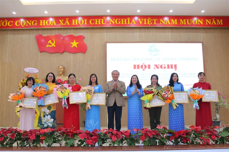 Đồng chí Đường Anh Ngữ và đồng chí Phạm Thị Ánh Tuyết tặng hoa và bằng khen cho tập thể xuất sắc