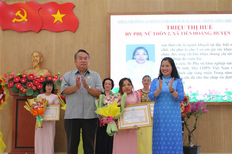 Chủ tịch Hội LHPN tỉnh và đồng chí Dương Công Hiệp - Phó Chủ tịch Hội Cựu chiến binh tỉnh tặng hoa và bằng khen cho hội viên phụ nữ khuyết tật có nhiều nỗ lực vươn lên trong cuộc sống