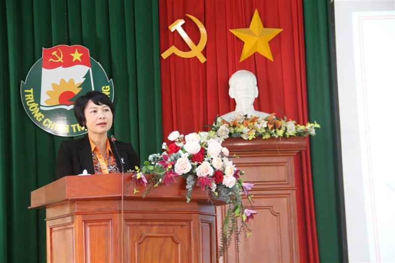 Đồng chí Phạm Thị Phúc - Ủy viên Ban Thường vụ, Trưởng Ban Dân vận Tỉnh ủy phát biểu khai giảng lớp bồi dưỡng