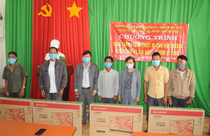 Khối thi đua các ban Đảng Tỉnh ủy trao tặng tivi cho hội trường các thôn của xã Gia Bắc, huyện Di Linh