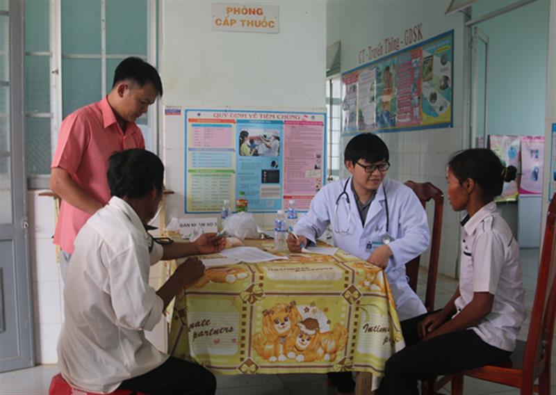 Các y, bác sĩ trẻ tình nguyện khám, tư vấn sức khỏe, cấp thuốc miễn phí cho người dân