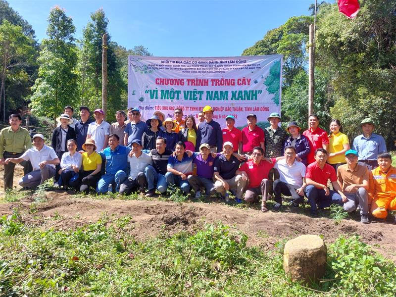 Toàn cảnh lễ ra quân trồng cây chương trình Vì một Việt Nam xanh