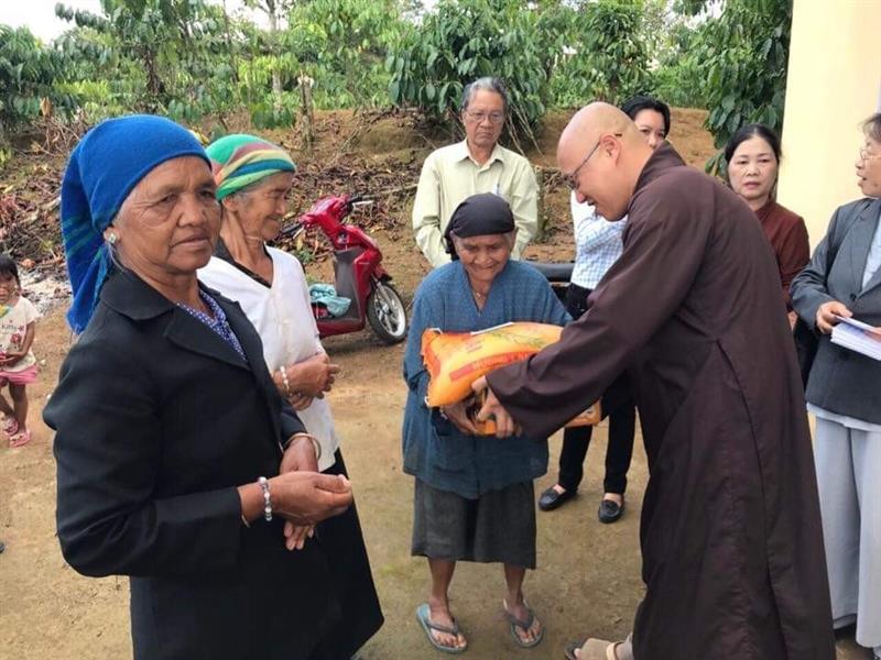 Thượng tọa Thích Thanh Nhật, Ban Trị sự GHPGVN thành phố Bảo Lộc thăm tặng quà cho bà con DTTS nhân dịp tết cổ truyền dân tộc