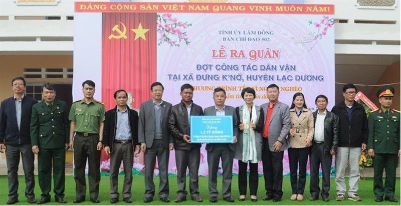Ra quân công tác dân vận gắn với chương trình “Tết vì người nghèo” tại xã Đưng K’Nớ, huyện Lạc Dương  