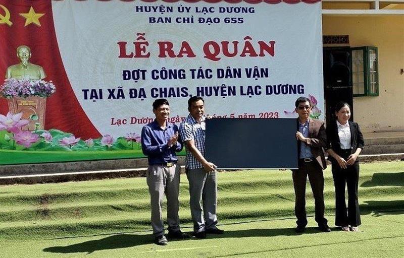 Công đoàn cơ quan Ban Dân vận Tỉnh ủy trao tặng bộ trang thiết bị âm thanh cho nhân dân thôn Đưng K’Si, xã Đạ Chais