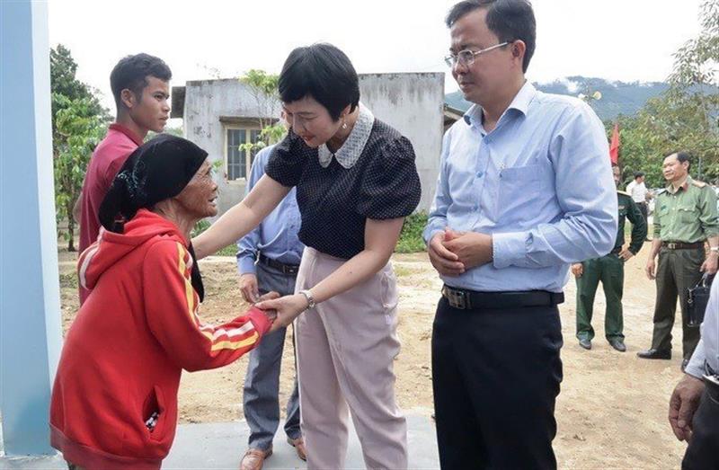 Đại diện lãnh đạo Ban Chỉ đạo 502 thăm hỏi gia đình khó khăn ở huyện Đam Rông, tỉnh Lâm Đồng 