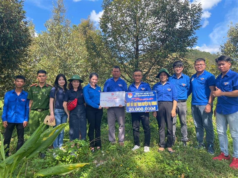 Đoàn Khối Doanh nghiệp tỉnh Lâm Đồng trao tặng Quỹ hỗ trợ thanh niên lập nghiệp huyện đạ huoai tại chiến dịch Kỳ nghỉ hồng năm 2022