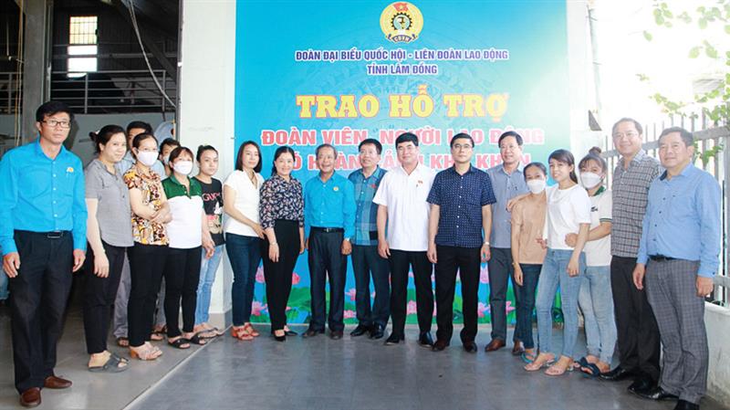 Đoàn Đại biểu Quốc hội tỉnh Lâm Đồng tiếp xúc cử tri CNLĐ trước Kỳ họp thứ 5, khóa XV và trao hỗ trợ người lao động có hoàn cảnh khó khăn