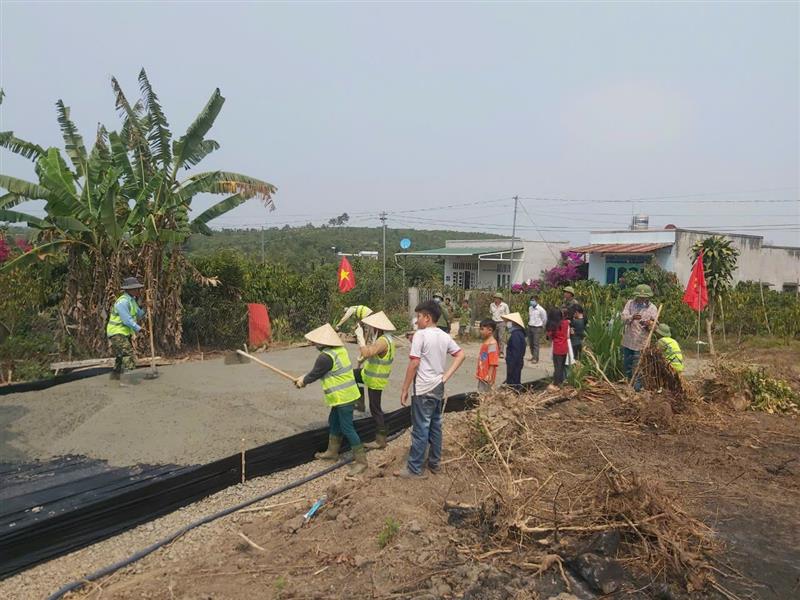 Nhân dân và chính quyền làm đường giao thông nông thôn trên địa bàn xã Hoà Bắc, huyện Di Linh
