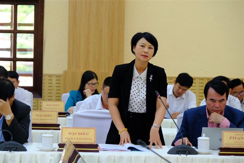 Đồng chí Phạm Thị Phúc - Ủy viên Ban Thường vụ Tỉnh ủy, Trưởng ban Dân vận Tỉnh ủy Lâm Đồng tham luận tại Hội nghị