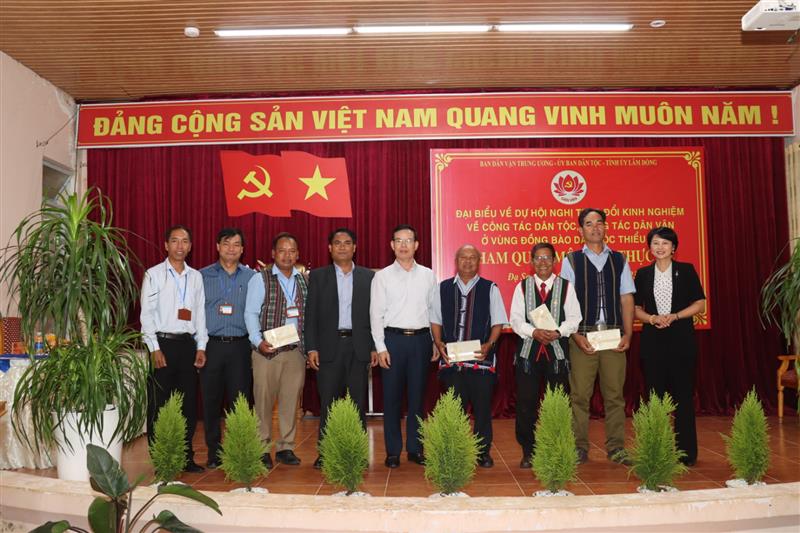 Già làng Lơ Mu Ha Djô (thứ 4 từ trái qua) được lãnh đạo Ban Dân vận Trung ương  và lãnh đạo Ban Dân vận Tỉnh ủy Lâm Đồng tặng quà nhân dịp tổ chức Hội nghị tại Đạ Sar