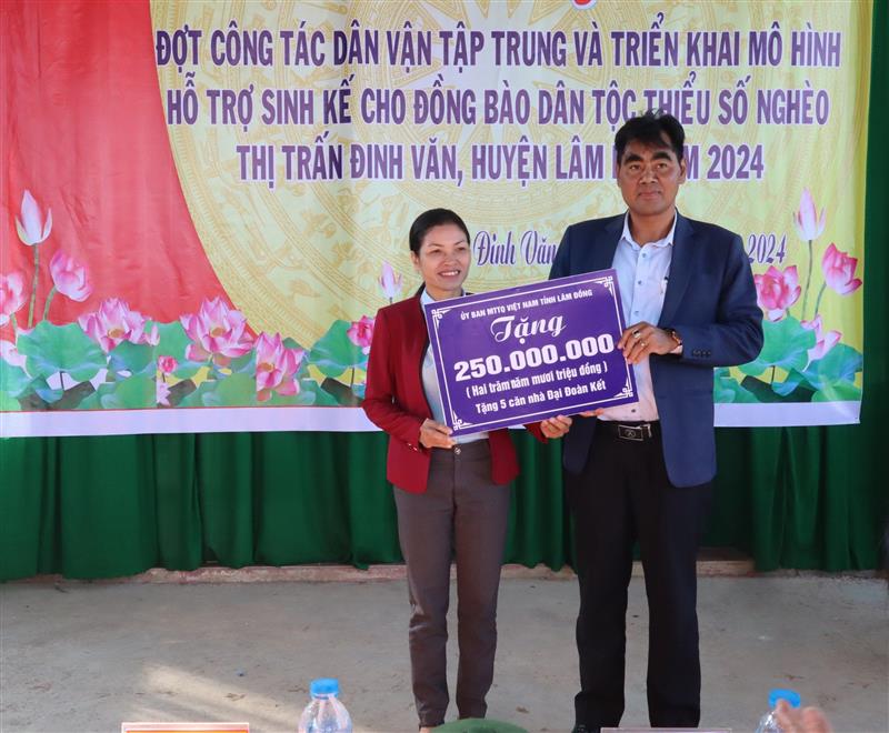Đồng chí Bon Yo Soan - Phó Chủ tịch UBMTTQ Việt Nam tỉnh trao bảng tượng trưng hỗ trợ xây dựng nhà ở cho người nghèo