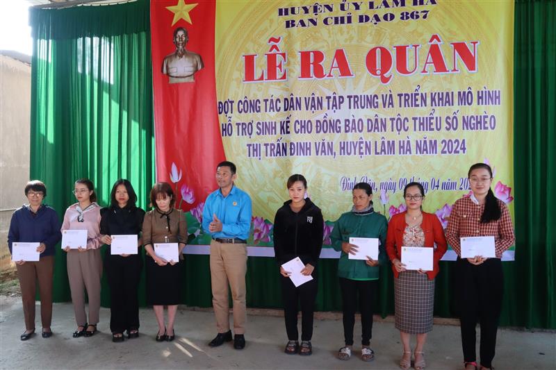 Đại diện Liên đoàn Lao động tỉnh trao quà cho công nhân, lao động có hoàn cảnh khó khăn tại thị trấn Đinh Văn