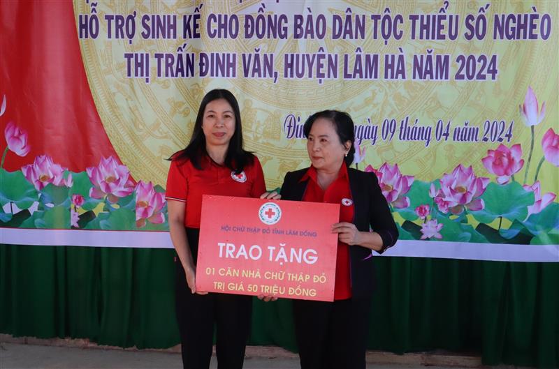 Đồng chí Nguyễn Thị Hà - Phó Chủ tịch Hội Chữ thập đỏ tỉnh trao tặng 01 căn nhà tình thương cho người nghèo