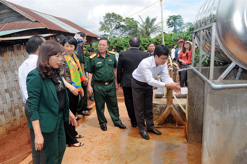 Ban Chỉ đạo 502 tỉnh, Ban chỉ đạo 503 huyện và các đơn vị tài trợ thăm, kiểm tra công trình giếng nước sạch đã được hỗ trợ