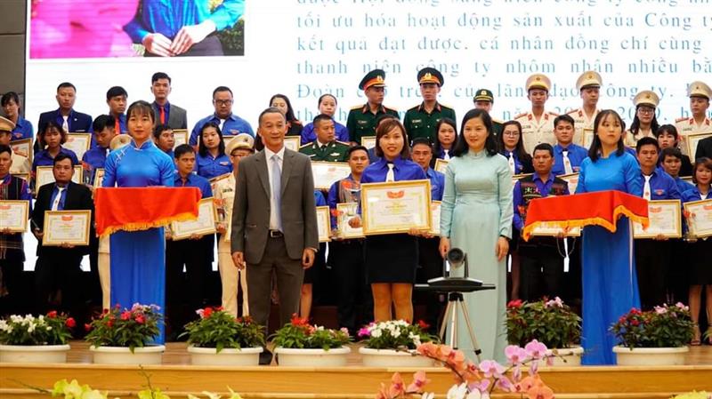 Đồng chí Trần Văn Hiệp - Phó Bí thư Tỉnh ủy và đồng chí Trần Thị Chúc Quỳnh - Bí Thư Tỉnh đoàn  trao bằng khen cho các đảng viên và thanh niên tiên tiến